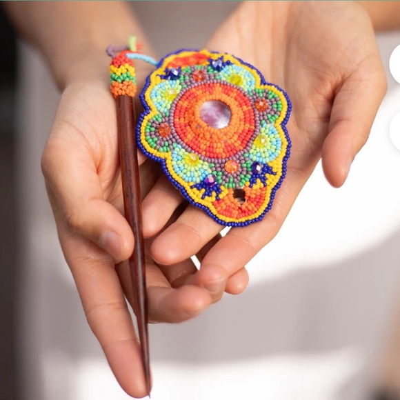 Mother Sierra Summer Rainbow Beaded Hair clip - Picture 2 of 7